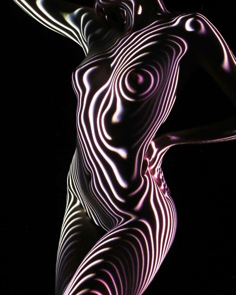 Disegnare con la luce sui corpi femminili. L'idea di Dani Olivier