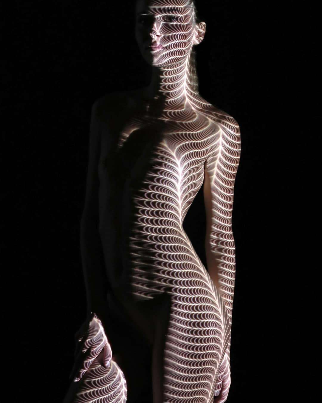 Disegnare con la luce sui corpi femminili. L'idea di Dani Olivier