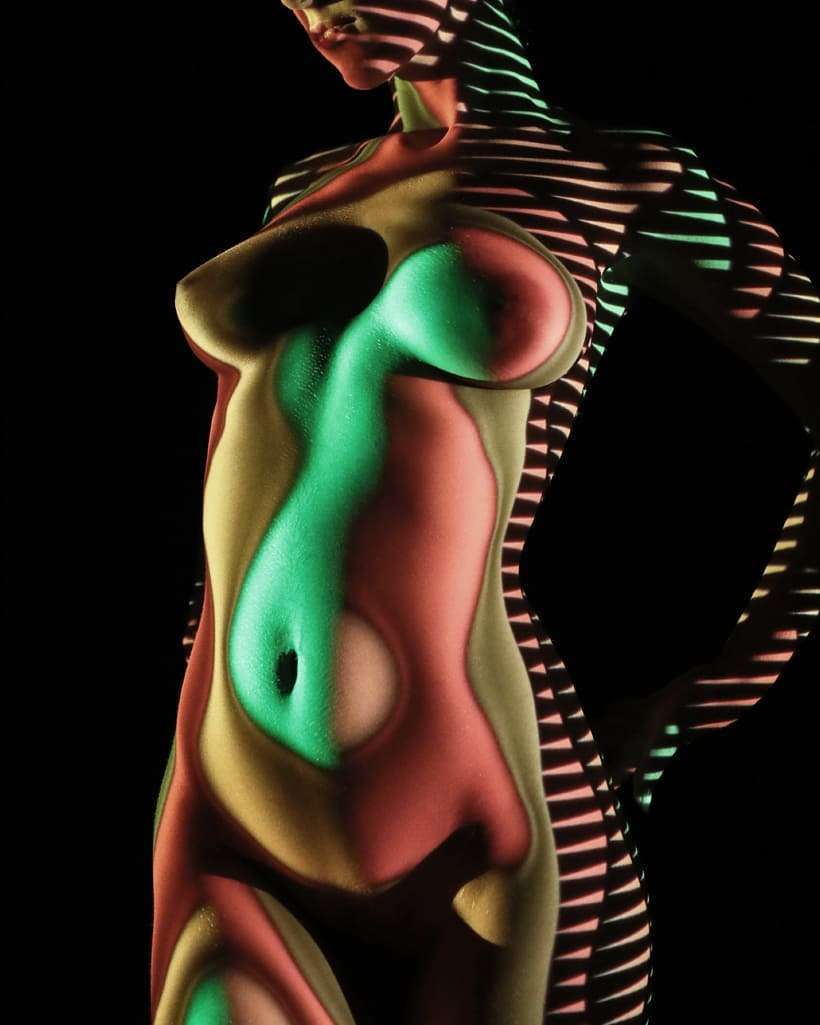 Disegnare con la luce sui corpi femminili. L'idea di Dani Olivier