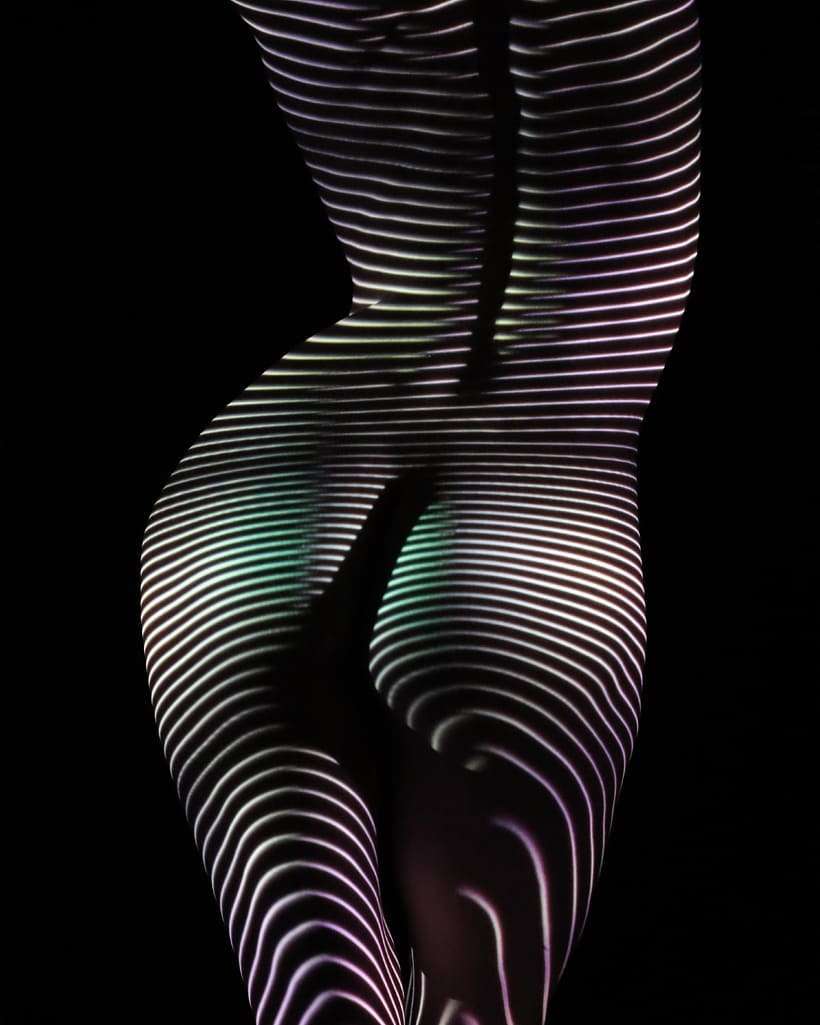 Disegnare con la luce sui corpi femminili. L'idea di Dani Olivier