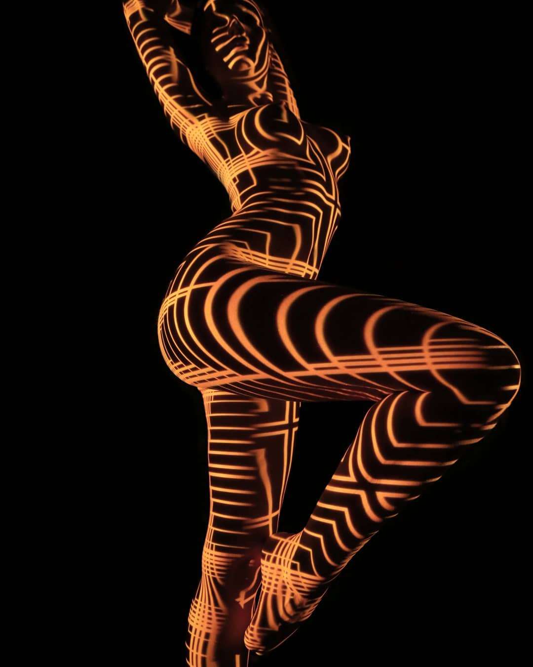 Disegnare con la luce sui corpi femminili. L'idea di Dani Olivier
