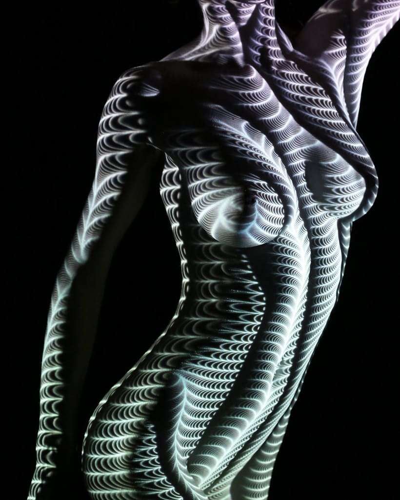 Disegnare con la luce sui corpi femminili. L'idea di Dani Olivier
