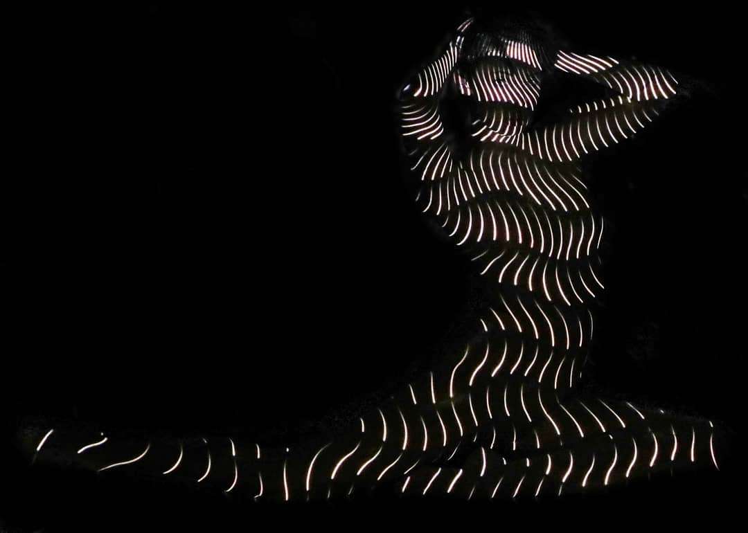 Disegnare con la luce sui corpi femminili. L'idea di Dani Olivier