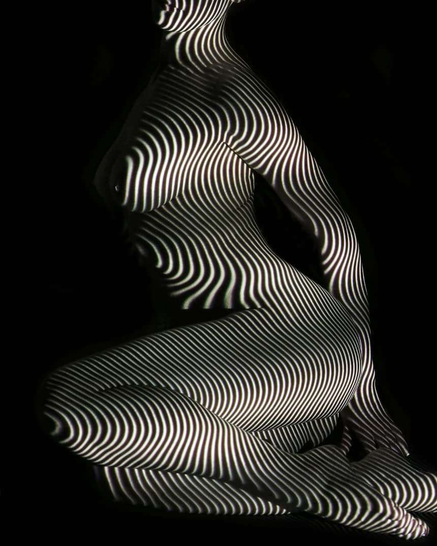 Disegnare con la luce sui corpi femminili. L'idea di Dani Olivier