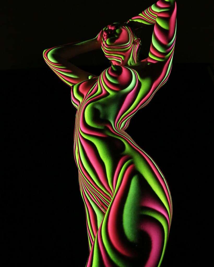 Disegnare con la luce sui corpi femminili. L'idea di Dani Olivier
