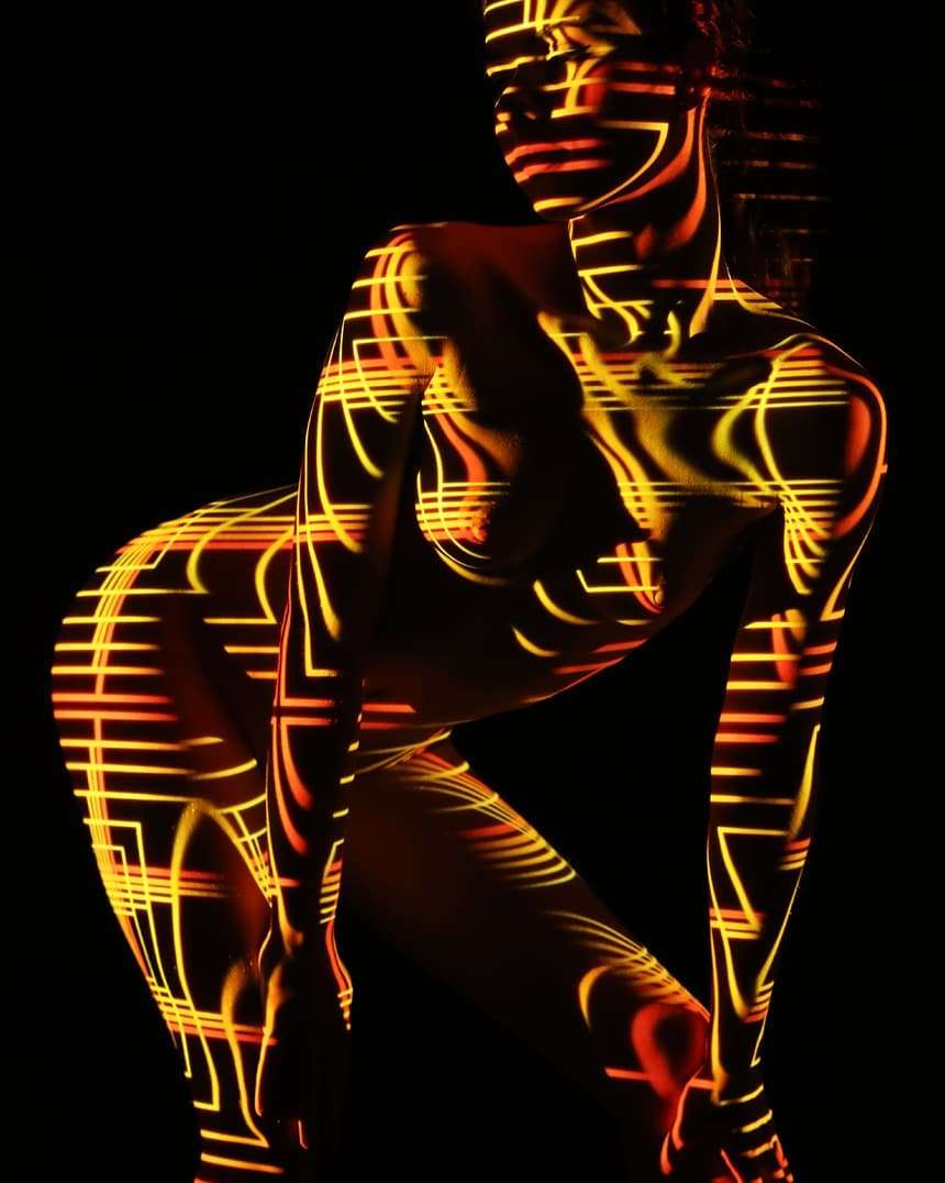 Disegnare con la luce sui corpi femminili. L'idea di Dani Olivier