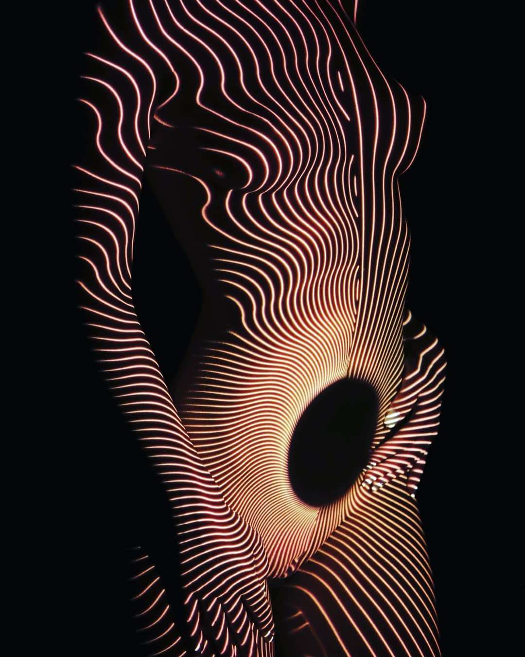 Disegnare con la luce sui corpi femminili. L'idea di Dani Olivier