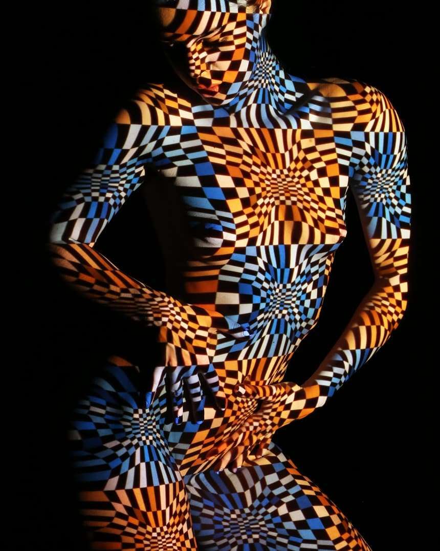 Disegnare con la luce sui corpi femminili. L'idea di Dani Olivier