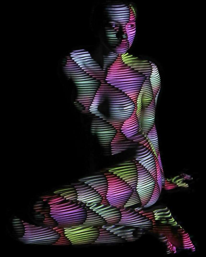 Disegnare con la luce sui corpi femminili. L'idea di Dani Olivier
