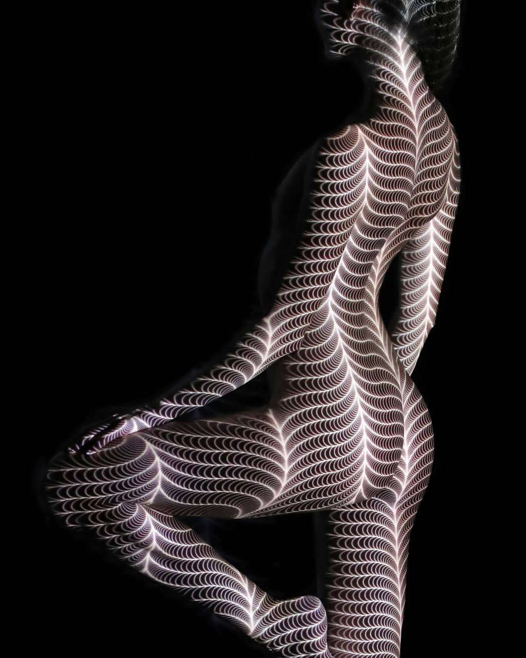 Disegnare con la luce sui corpi femminili. L'idea di Dani Olivier