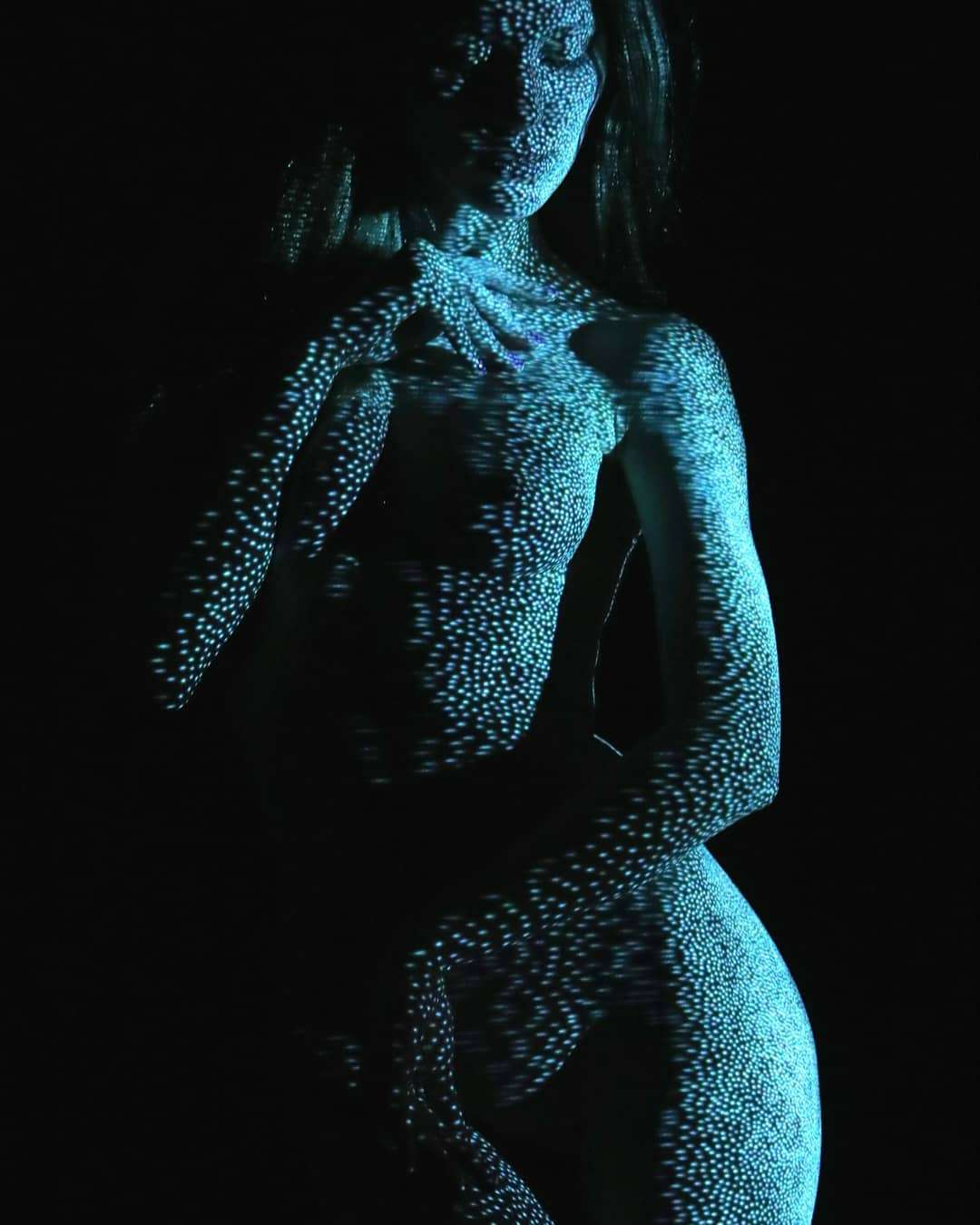 Disegnare con la luce sui corpi femminili. L'idea di Dani Olivier