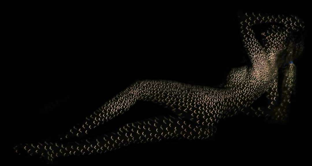 Disegnare con la luce sui corpi femminili. L'idea di Dani Olivier