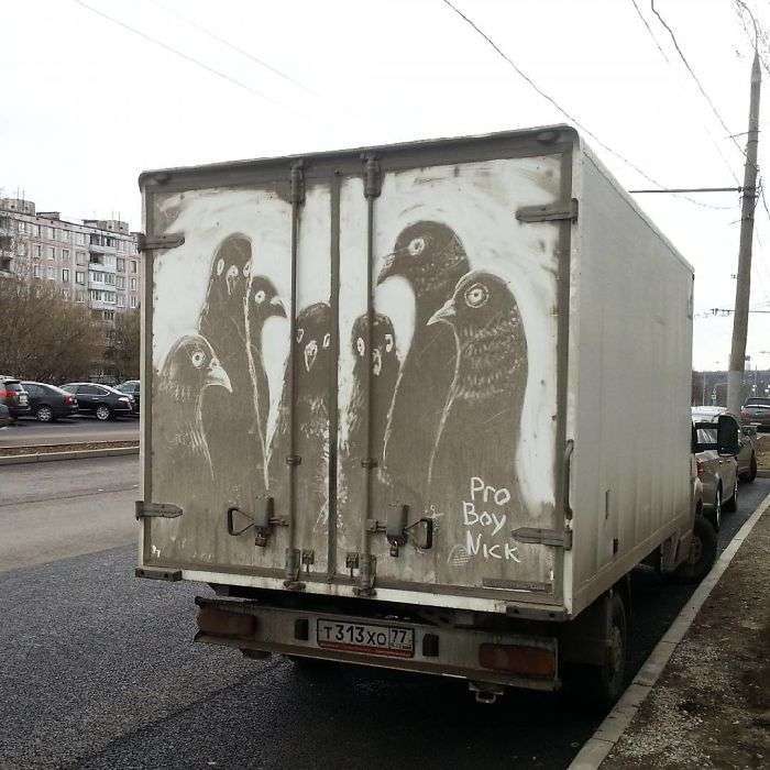 Sporco su camion e auto usato per creare disegni. Ecco le opere di Nikita Golubev Sporco su camion e auto usato per creare disegni. Ecco le opere di Nikita Golubev
