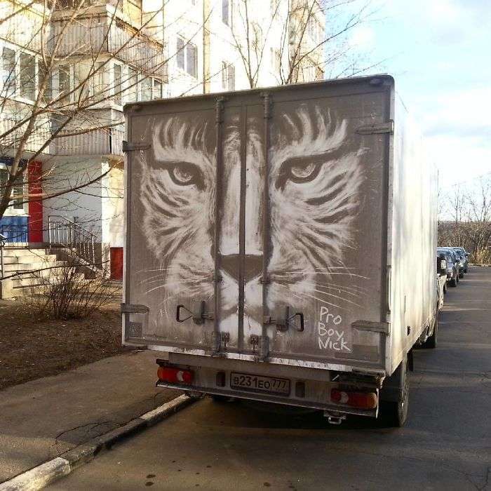 Sporco su camion e auto usato per creare disegni. Ecco le opere di Nikita Golubev Sporco su camion e auto usato per creare disegni. Ecco le opere di Nikita Golubev