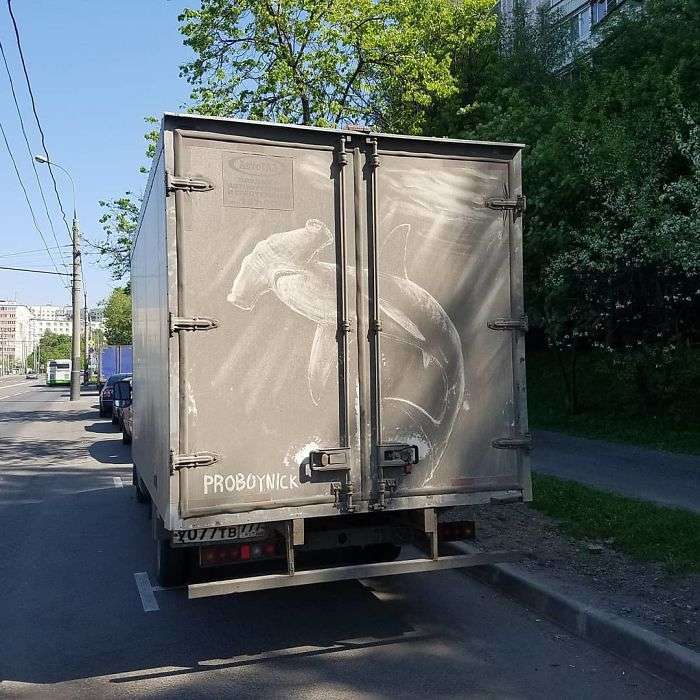Sporco su camion e auto usato per creare disegni. Ecco le opere di Nikita Golubev Sporco su camion e auto usato per creare disegni. Ecco le opere di Nikita Golubev