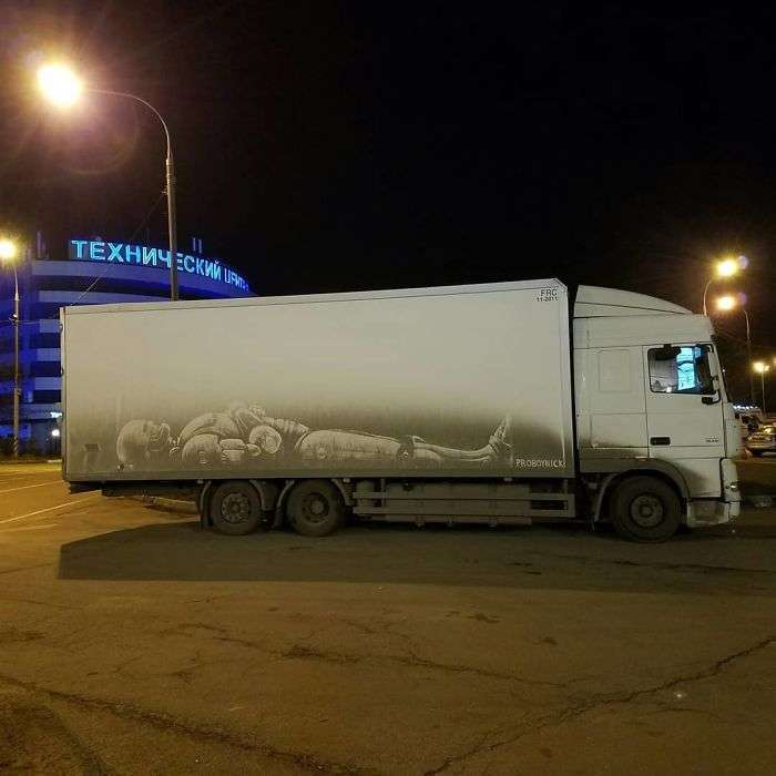 Sporco su camion e auto usato per creare disegni. Ecco le opere di Nikita Golubev Sporco su camion e auto usato per creare disegni. Ecco le opere di Nikita Golubev