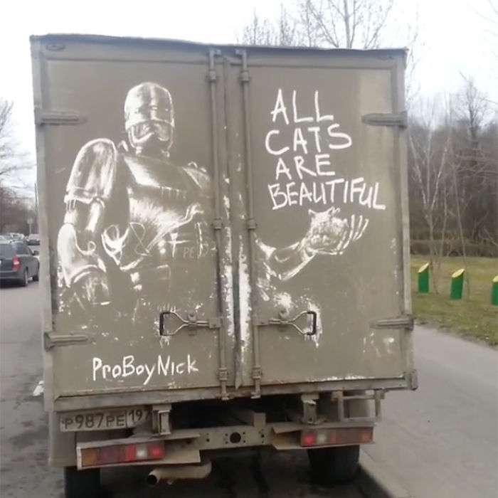 Sporco su camion e auto usato per creare disegni. Ecco le opere di Nikita Golubev Sporco su camion e auto usato per creare disegni. Ecco le opere di Nikita Golubev