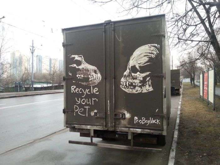 Sporco su camion e auto usato per creare disegni. Ecco le opere di Nikita Golubev Sporco su camion e auto usato per creare disegni. Ecco le opere di Nikita Golubev