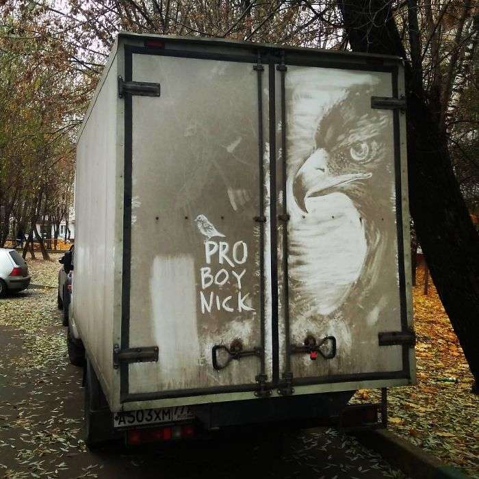 Sporco su camion e auto usato per creare disegni. Ecco le opere di Nikita Golubev Sporco su camion e auto usato per creare disegni. Ecco le opere di Nikita Golubev