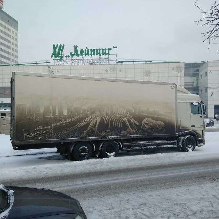 Sporco su camion e auto usato per creare disegni. Ecco le opere di Nikita Golubev Sporco su camion e auto usato per creare disegni. Ecco le opere di Nikita Golubev