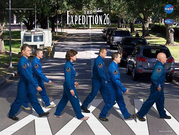 La Nasa crea dei poster ricordo con gli astronauti per ogni missione nello spazio e il risultato è stupendo La Nasa crea dei poster ricordo con gli astronauti per ogni missione nello spazio e il risultato è stupendo