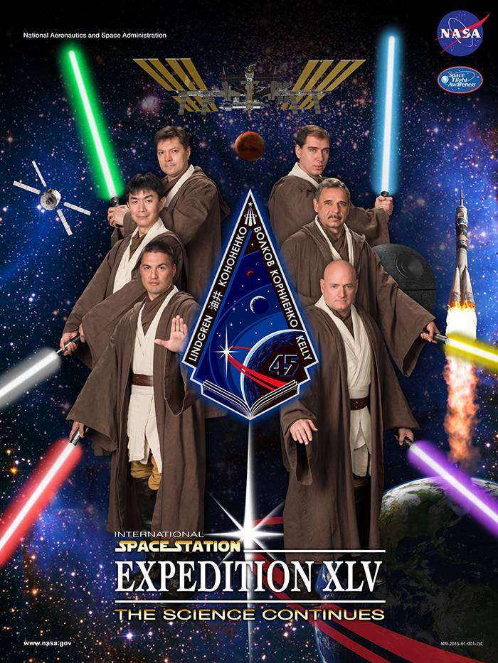 La Nasa crea dei poster ricordo con gli astronauti per ogni missione nello spazio e il risultato è stupendo La Nasa crea dei poster ricordo con gli astronauti per ogni missione nello spazio e il risultato è stupendo