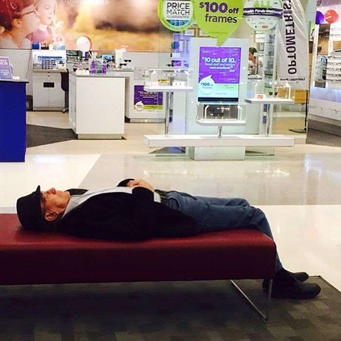 Foto di uomini costretti ad aspettare gli altri mentre fanno shopping