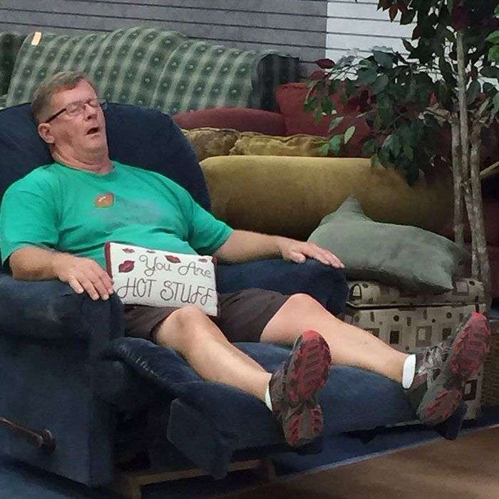 Foto di uomini costretti ad aspettare gli altri mentre fanno shopping