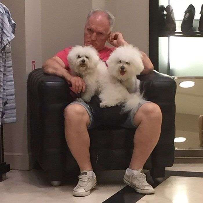 Foto di uomini costretti ad aspettare gli altri mentre fanno shopping