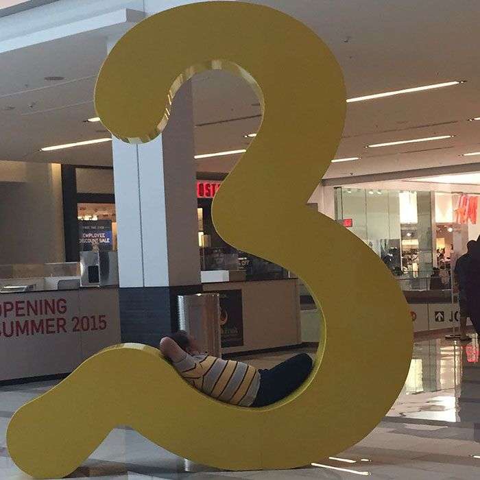 Foto di uomini costretti ad aspettare gli altri mentre fanno shopping