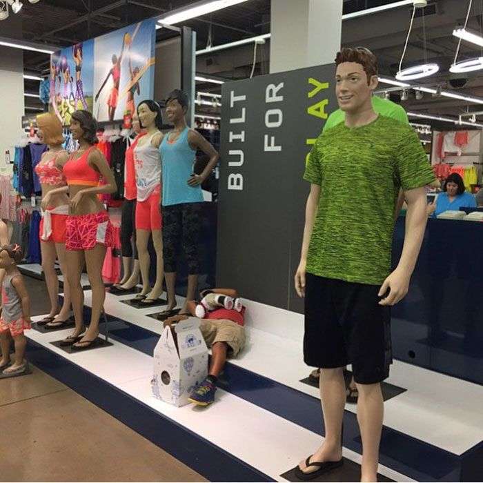 Foto di uomini costretti ad aspettare gli altri mentre fanno shopping