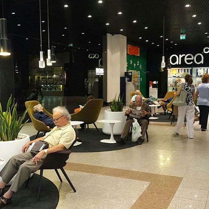 Foto di uomini costretti ad aspettare gli altri mentre fanno shopping