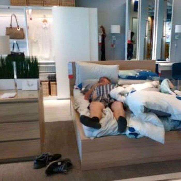 Foto di uomini costretti ad aspettare gli altri mentre fanno shopping