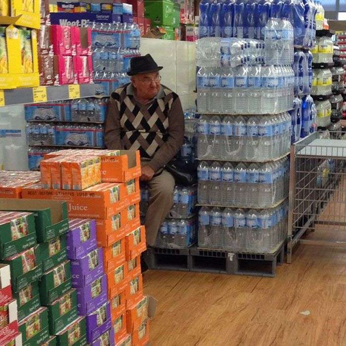 Foto di uomini costretti ad aspettare gli altri mentre fanno shopping
