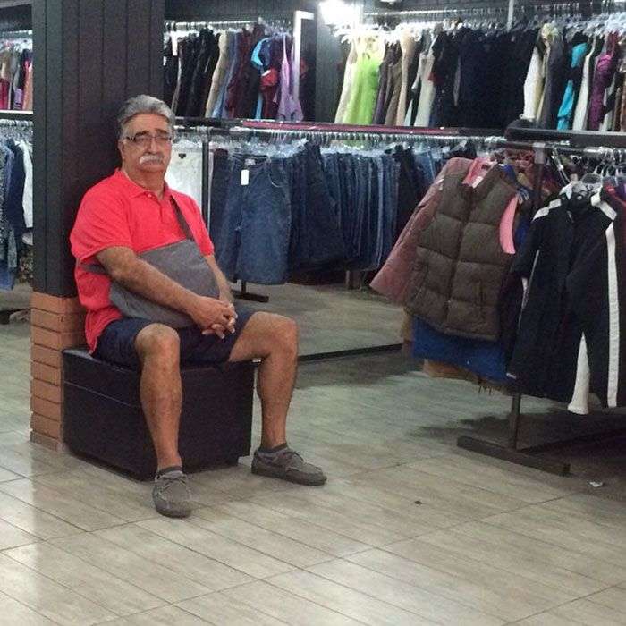 Foto di uomini costretti ad aspettare gli altri mentre fanno shopping