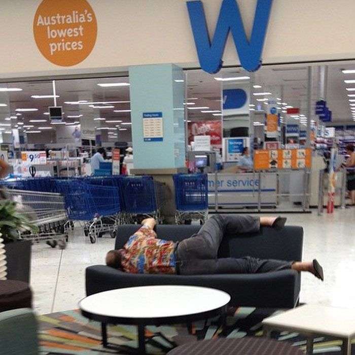 Foto di uomini costretti ad aspettare gli altri mentre fanno shopping