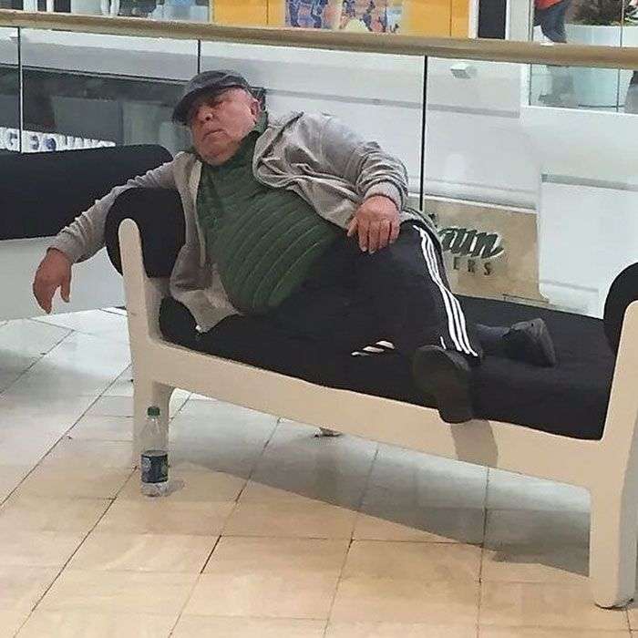 Foto di uomini costretti ad aspettare gli altri mentre fanno shopping