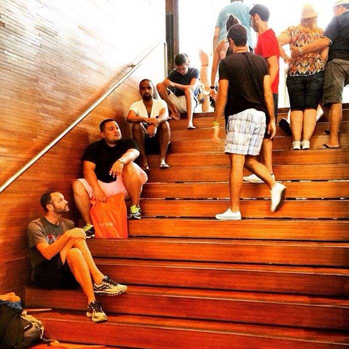 Foto di uomini costretti ad aspettare gli altri mentre fanno shopping