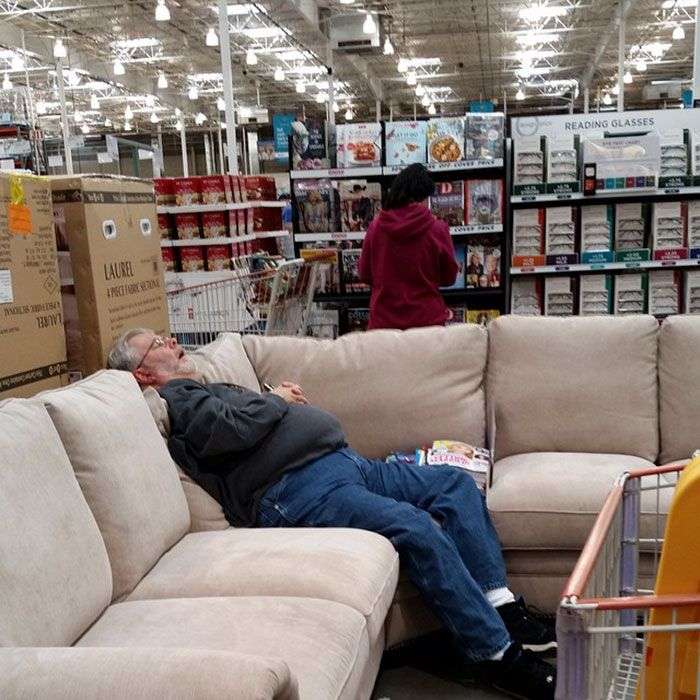 Foto di uomini costretti ad aspettare gli altri mentre fanno shopping