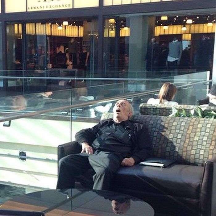 Foto di uomini costretti ad aspettare gli altri mentre fanno shopping