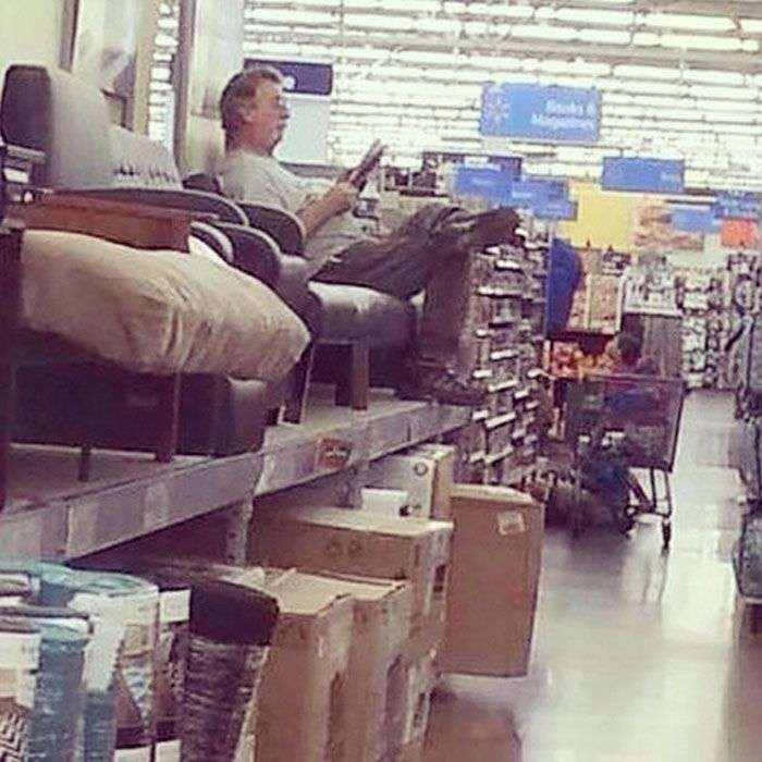 Foto di uomini costretti ad aspettare gli altri mentre fanno shopping