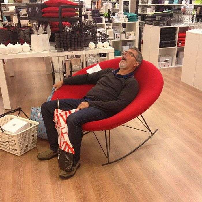 Foto di uomini costretti ad aspettare gli altri mentre fanno shopping