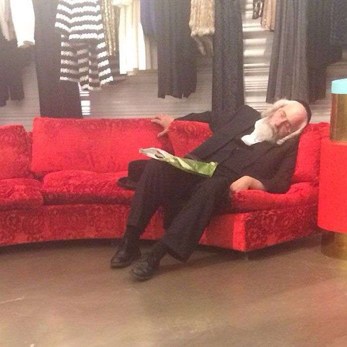 Foto di uomini costretti ad aspettare gli altri mentre fanno shopping
