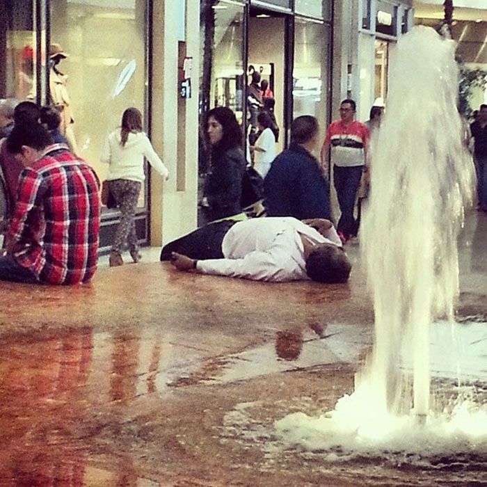 Foto di uomini costretti ad aspettare gli altri mentre fanno shopping