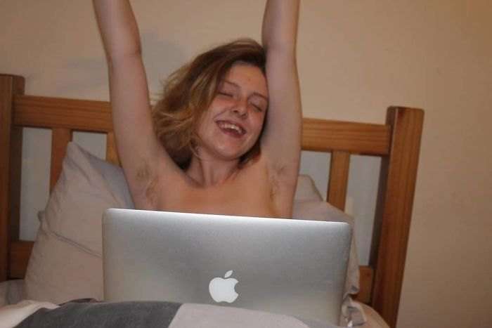Donne che non si depilano più per imparare ad accettarsi. È il fenomeno "Januahairy" Donne che non si depilano più per imparare ad accettarsi. È il fenomeno "Januahairy"