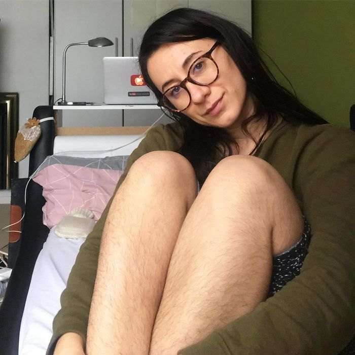 Donne che non si depilano più per imparare ad accettarsi. È il fenomeno "Januahairy" Donne che non si depilano più per imparare ad accettarsi. È il fenomeno "Januahairy"