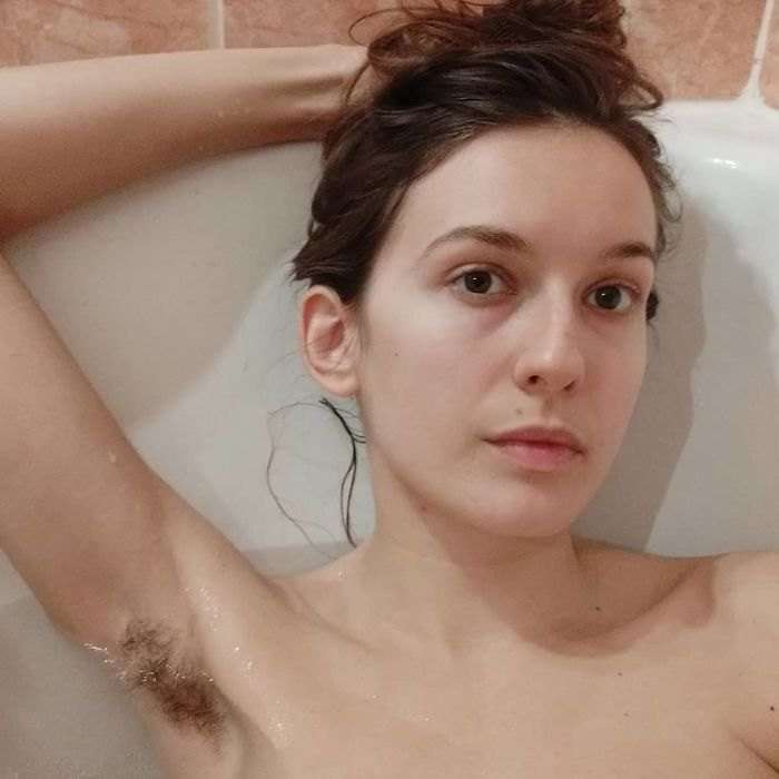 Donne che non si depilano più per imparare ad accettarsi. È il fenomeno "Januahairy" Donne che non si depilano più per imparare ad accettarsi. È il fenomeno "Januahairy"