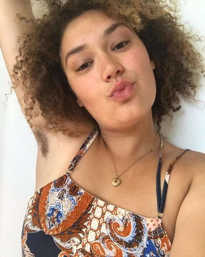 Donne che non si depilano più per imparare ad accettarsi. È il fenomeno "Januahairy" Donne che non si depilano più per imparare ad accettarsi. È il fenomeno "Januahairy"