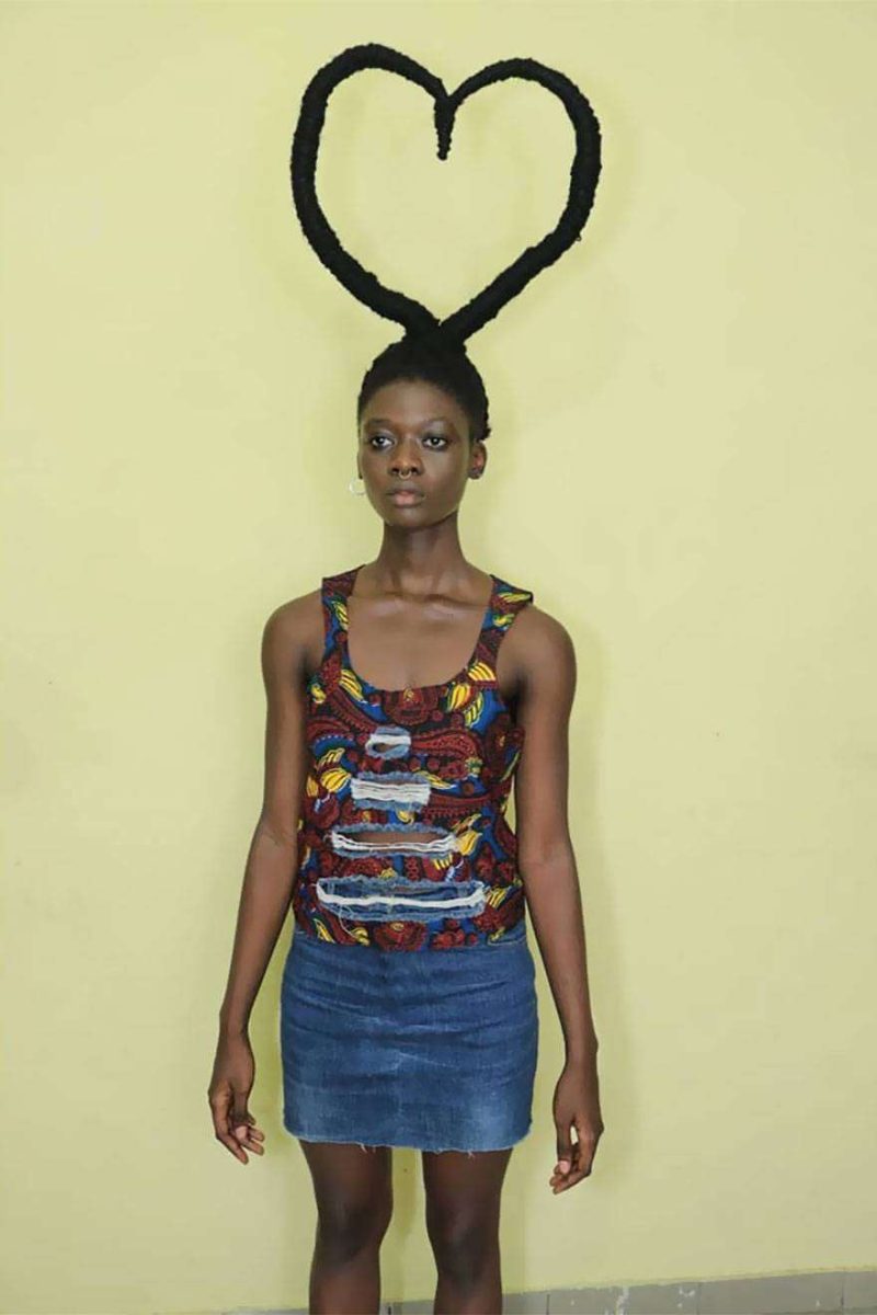 Laetitia Ky è un'artista africana che modella i capelli creando figure Laetitia Ky è un'artista africana che modella i capelli creando figure
