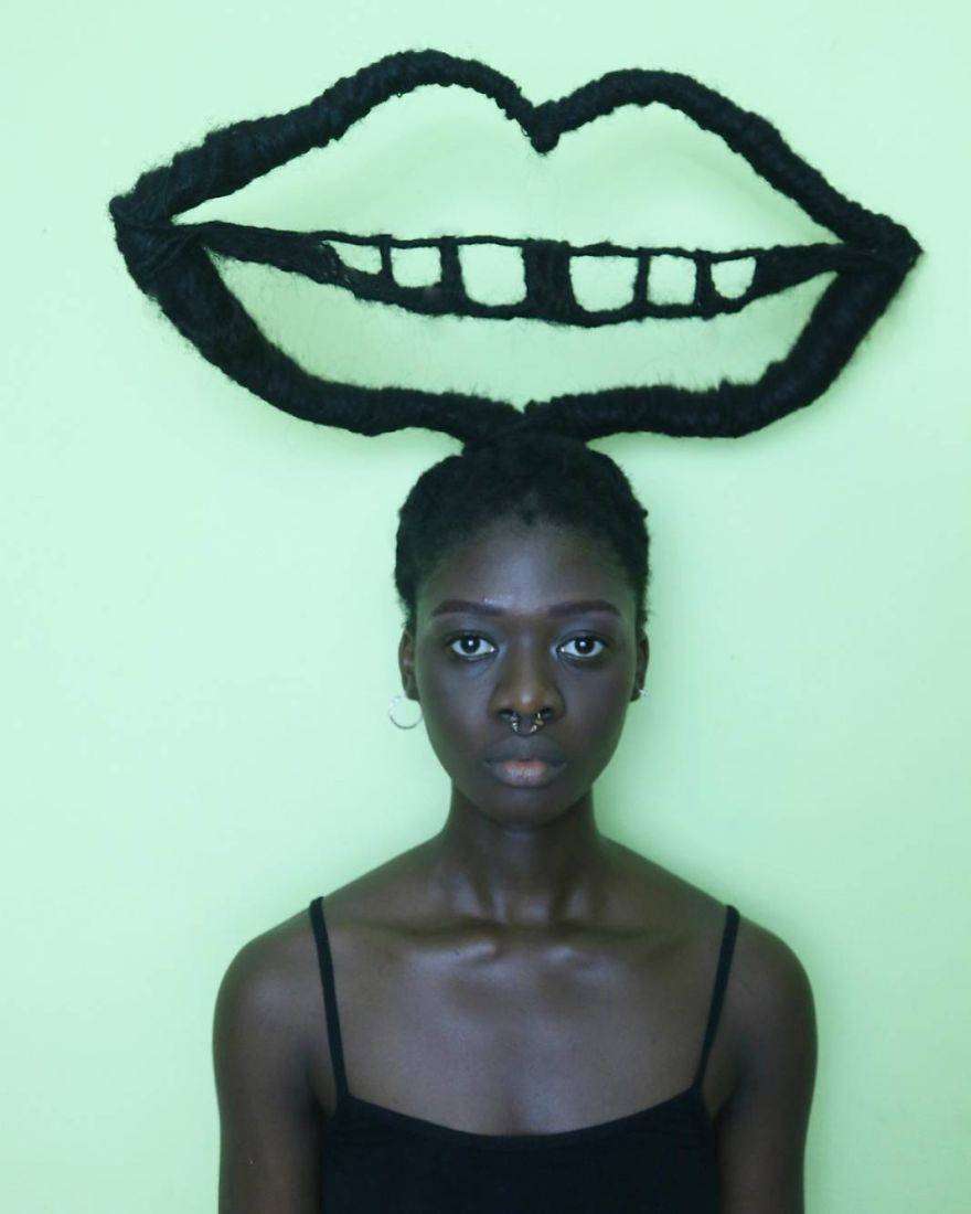 Laetitia Ky è un'artista africana che modella i capelli creando figure Laetitia Ky è un'artista africana che modella i capelli creando figure